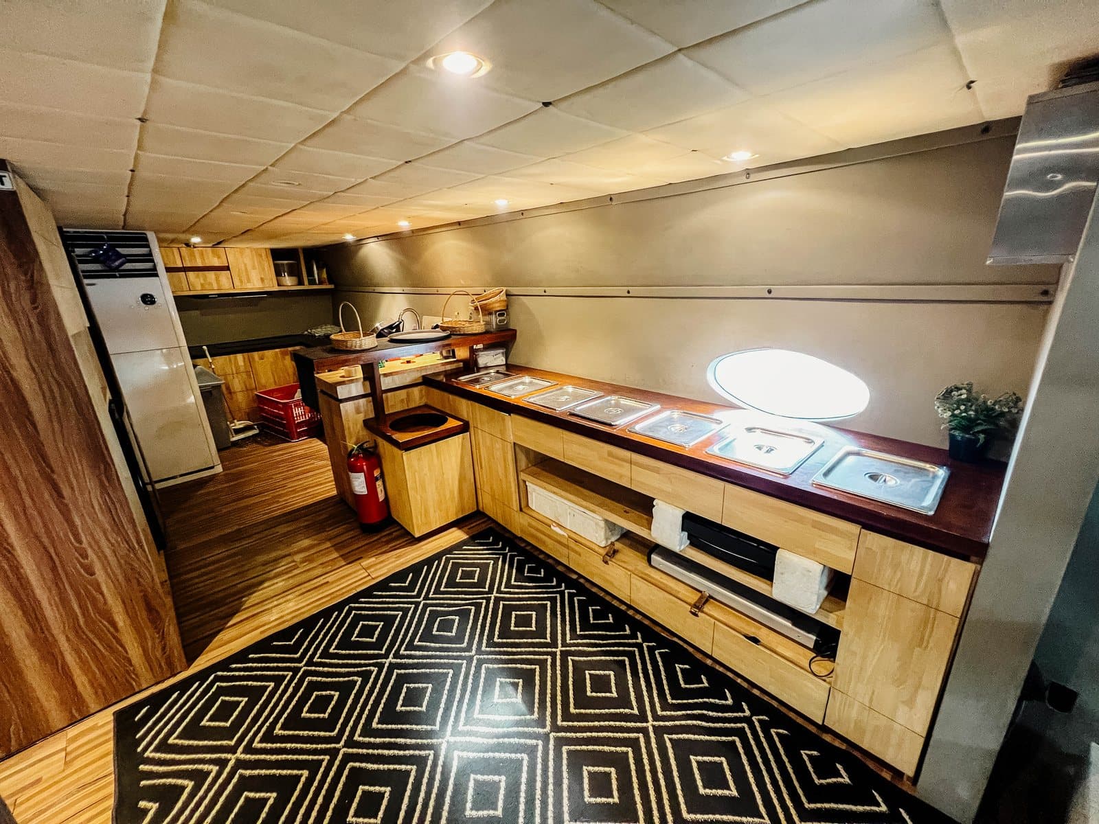 Jet Asia yacht — Full Kitchen & Bar