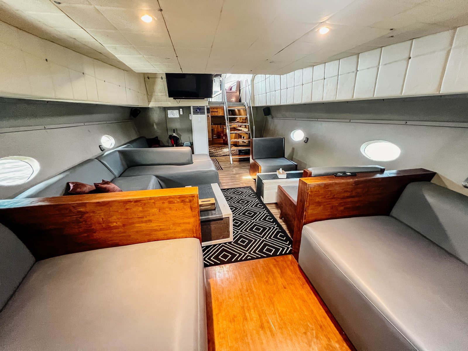 Jet Asia yacht — Saloon & Seating