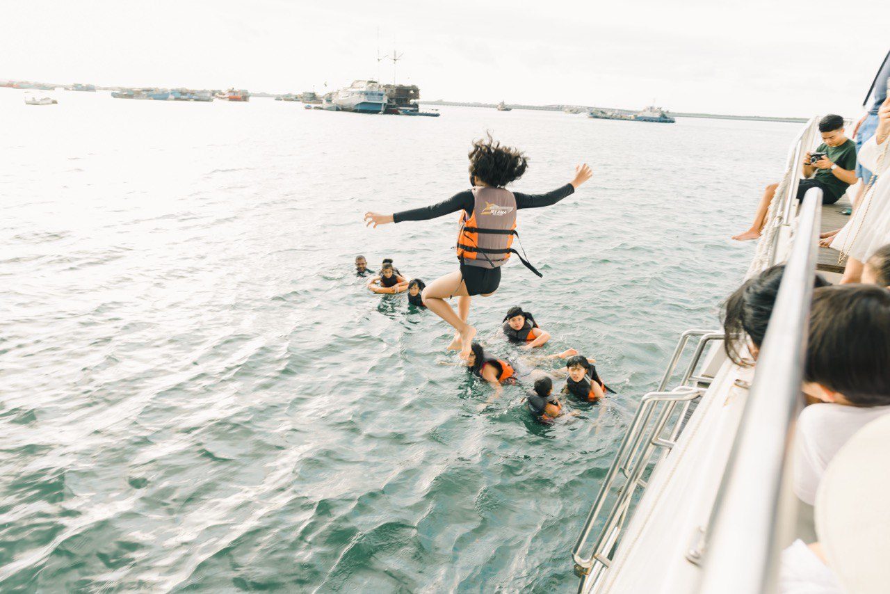 Guests jumping into the sea from the yacht